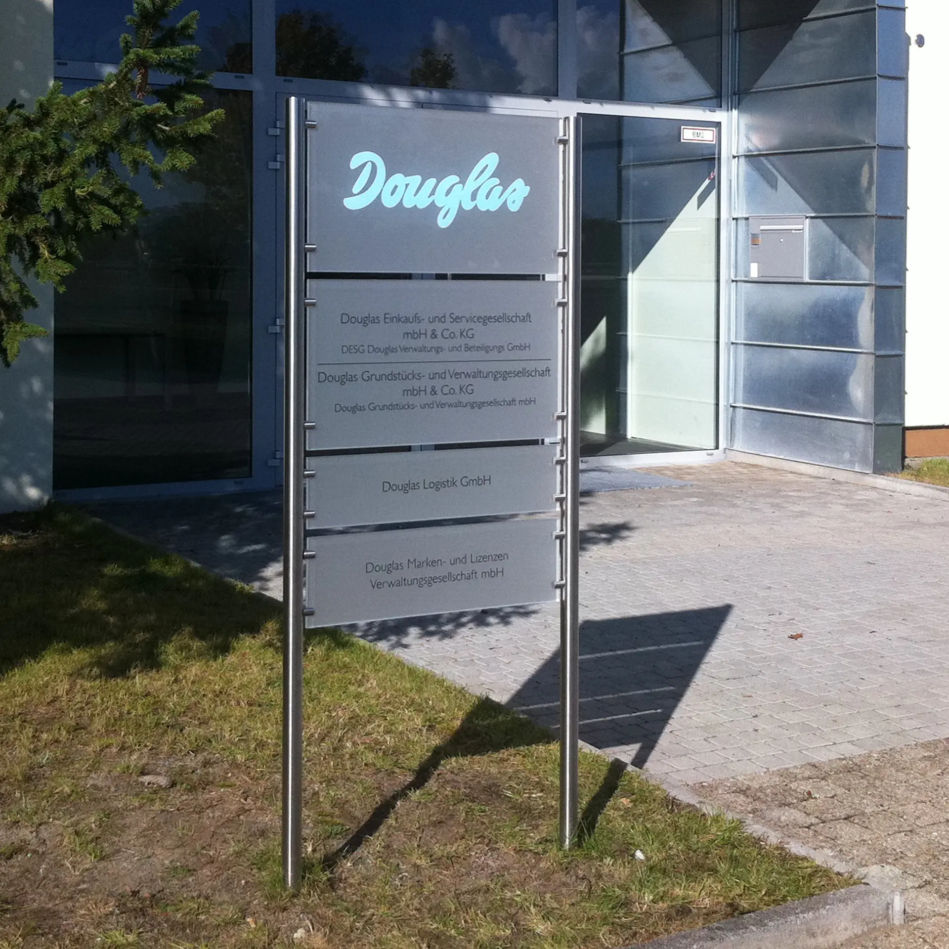 Edelstahl Schildersystem für Douglas von AR Display