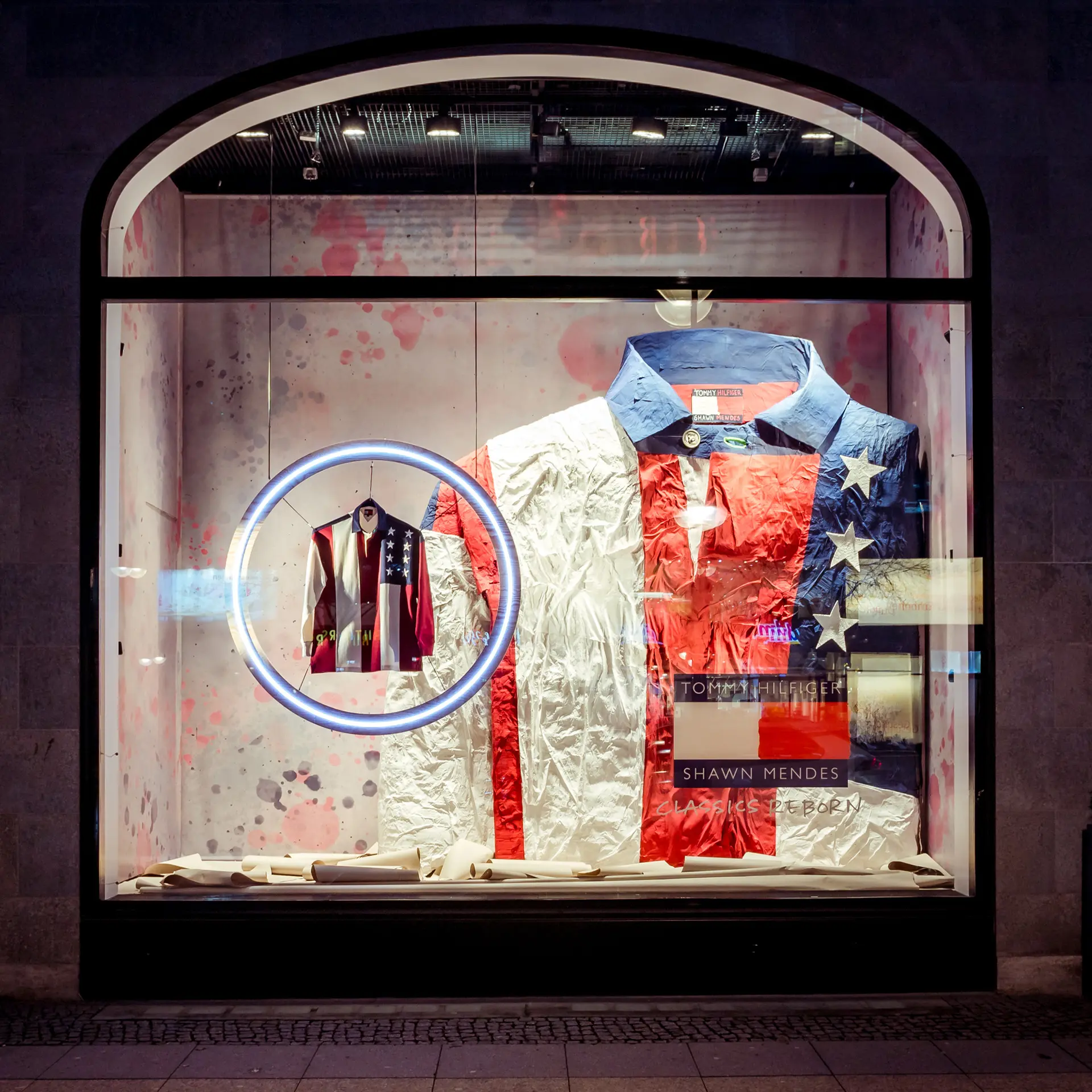 Schaufenstergestaltung für Tommy Hilfiger X Shawn von AR Display, Schaufenster mit Hemd aus Pappe