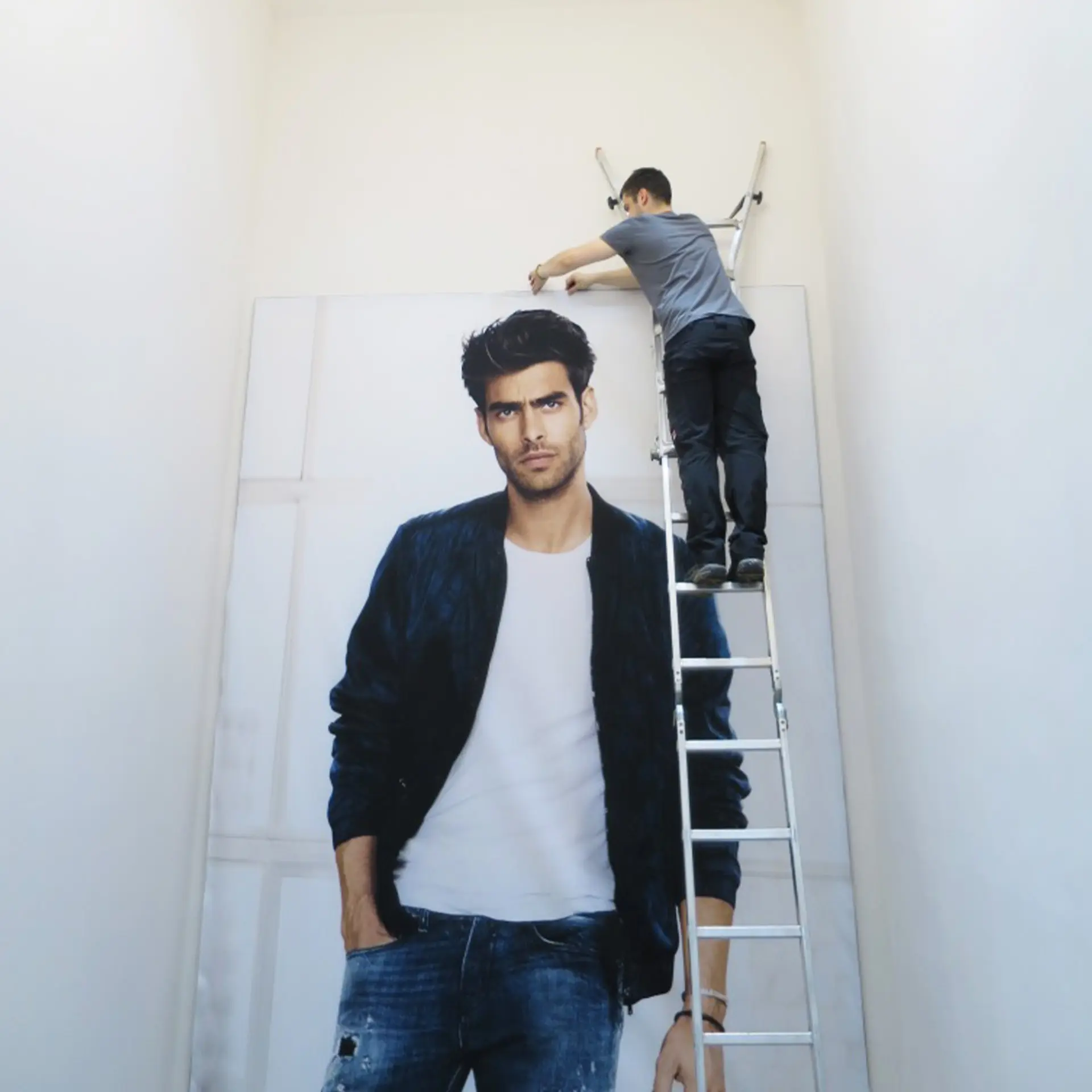 Montageservice von AR Display, Mann montiert Banner