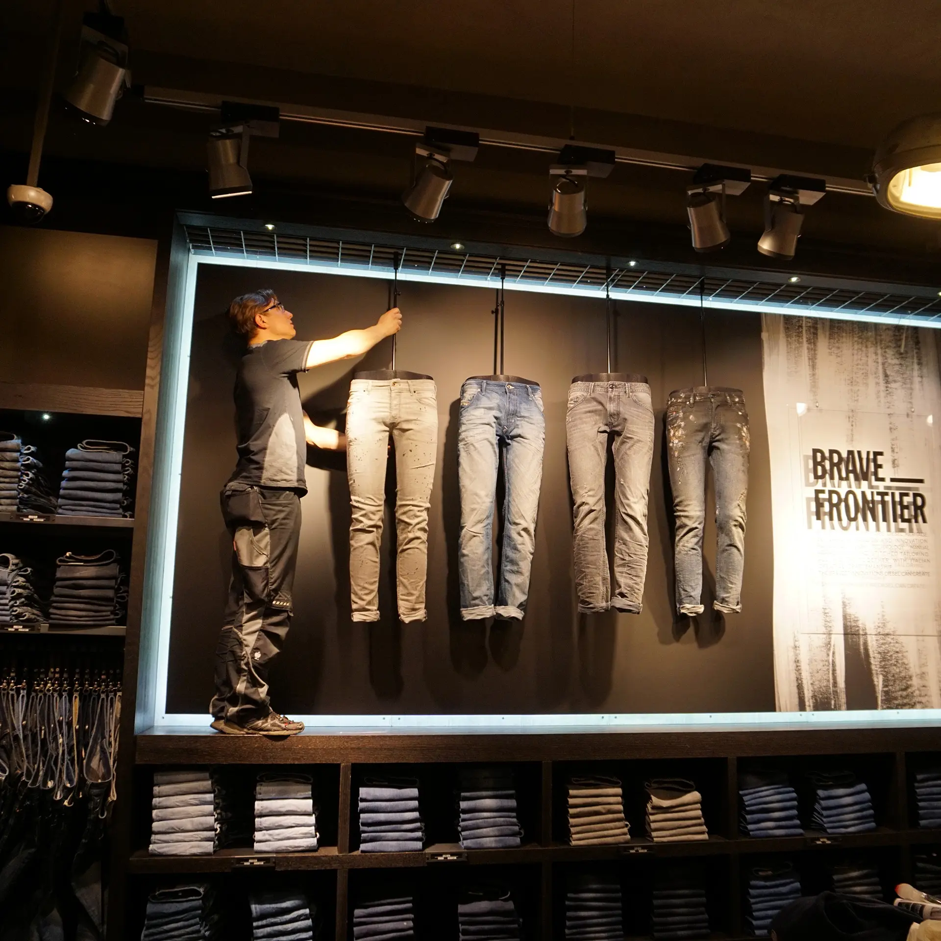 Montageservice von AR Display, Mann montiert Ladeneinrichtung