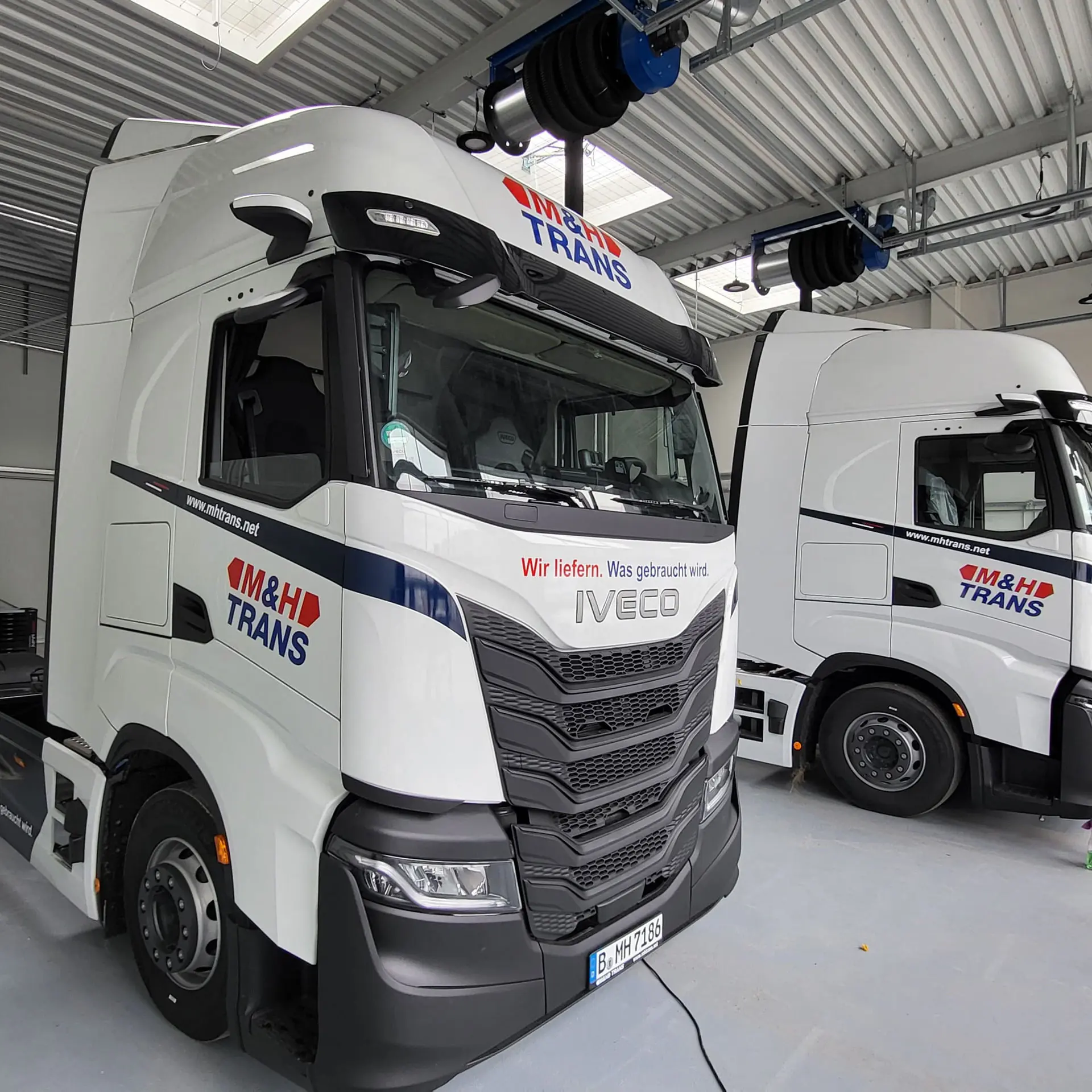 Beschriftung der Fahrzeugflotte von M&H Trans von AR Display