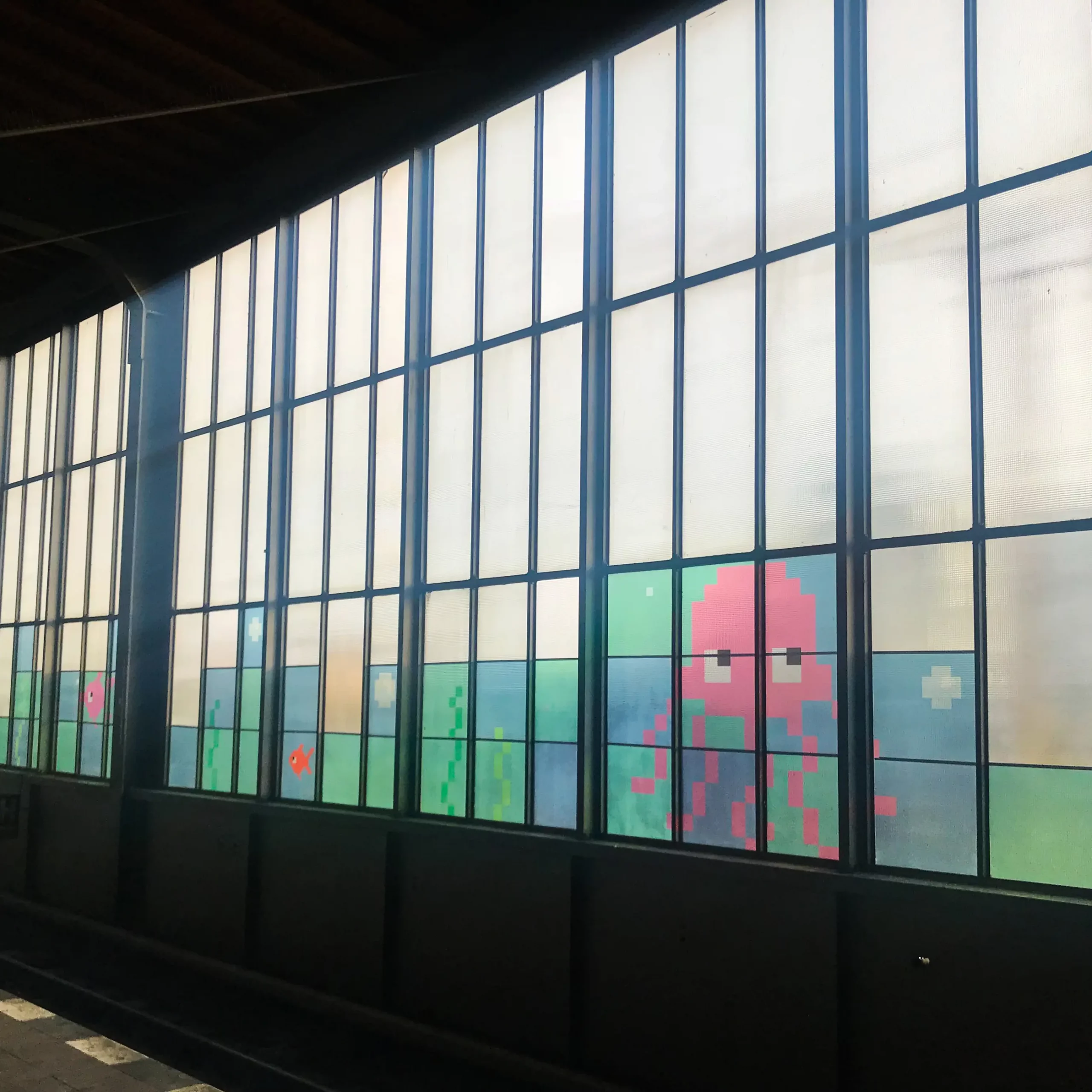 Bunte transparente Folie an Bahnhofsfenster Schöneberg von AR Display