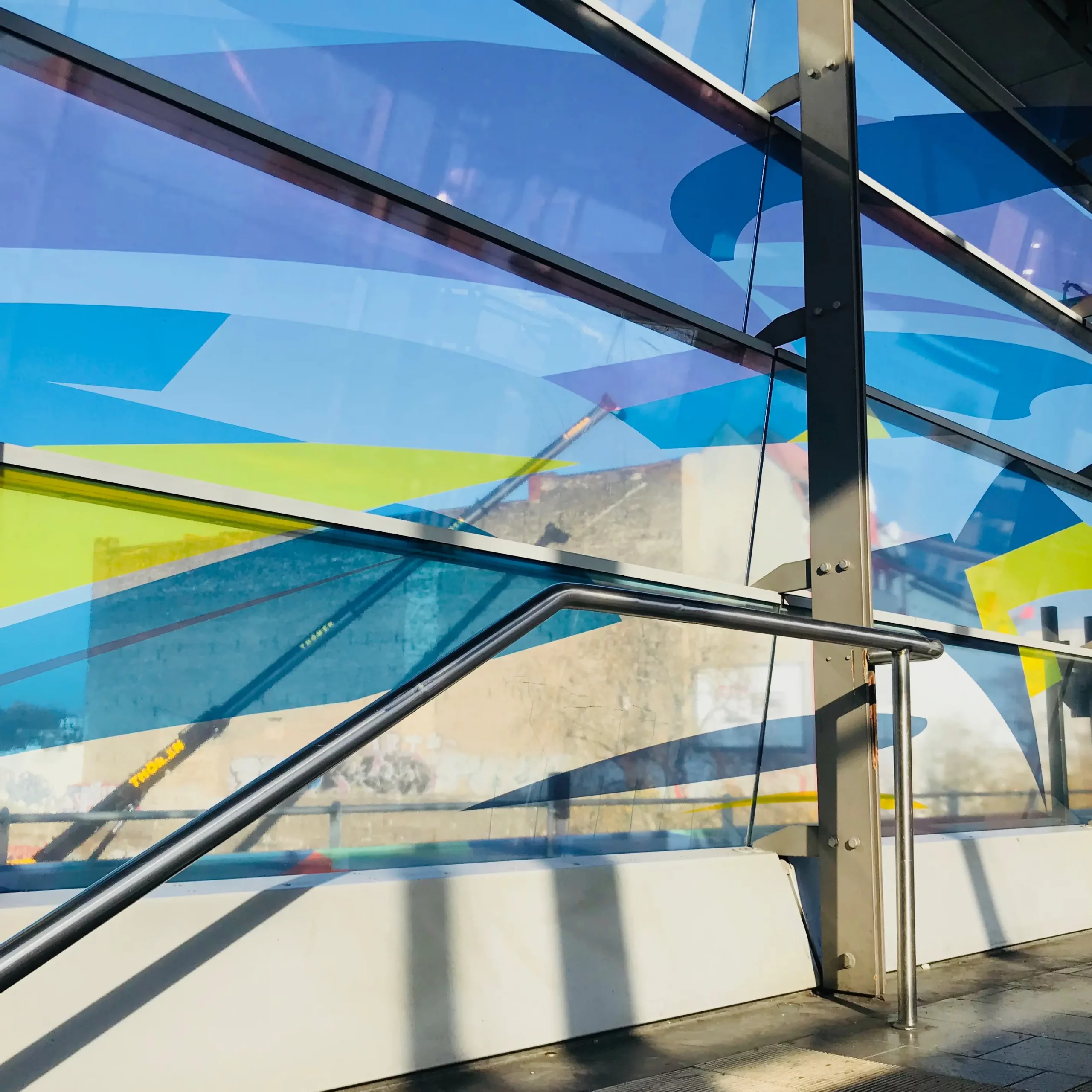 Bunte transparente Folie an Glasfassade von AR Display