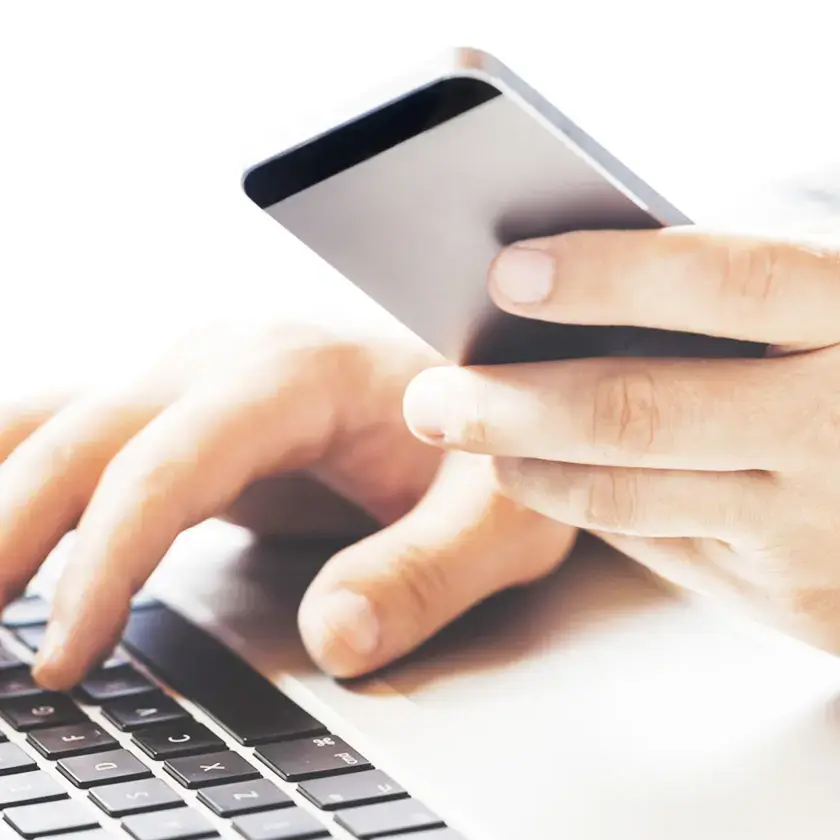 Hände halten ein Handy und berühren eine Tastatur, Projektmanagement von AR Display